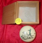 Antique Japanese small satsuma trinket box. Click for more information...