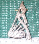 5721 white metal Scottish Pipers badge. Click for more information...