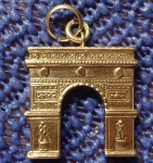 18ct Gold arc de triomphe bracelet chard over 7 grams. Click for more information...