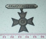 Silver US Military sharpshooter badge. Click for more information...
